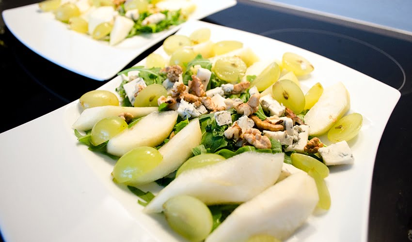 salad with gorgonzola and pear