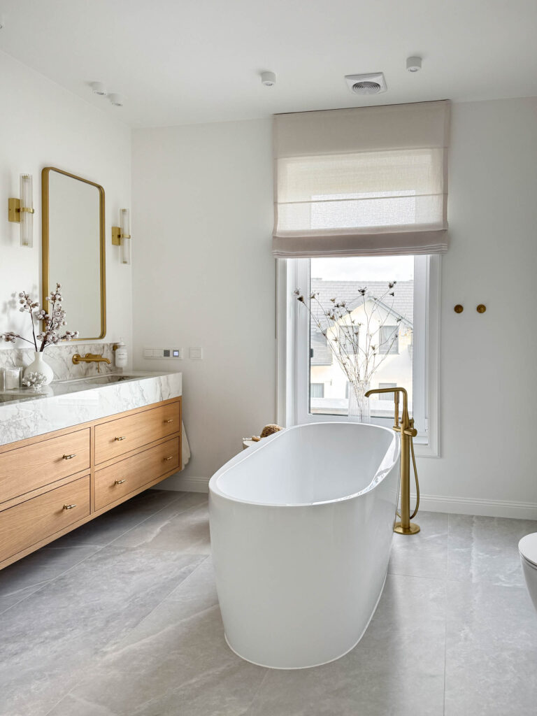 łazienka z wanną wolnostojącą