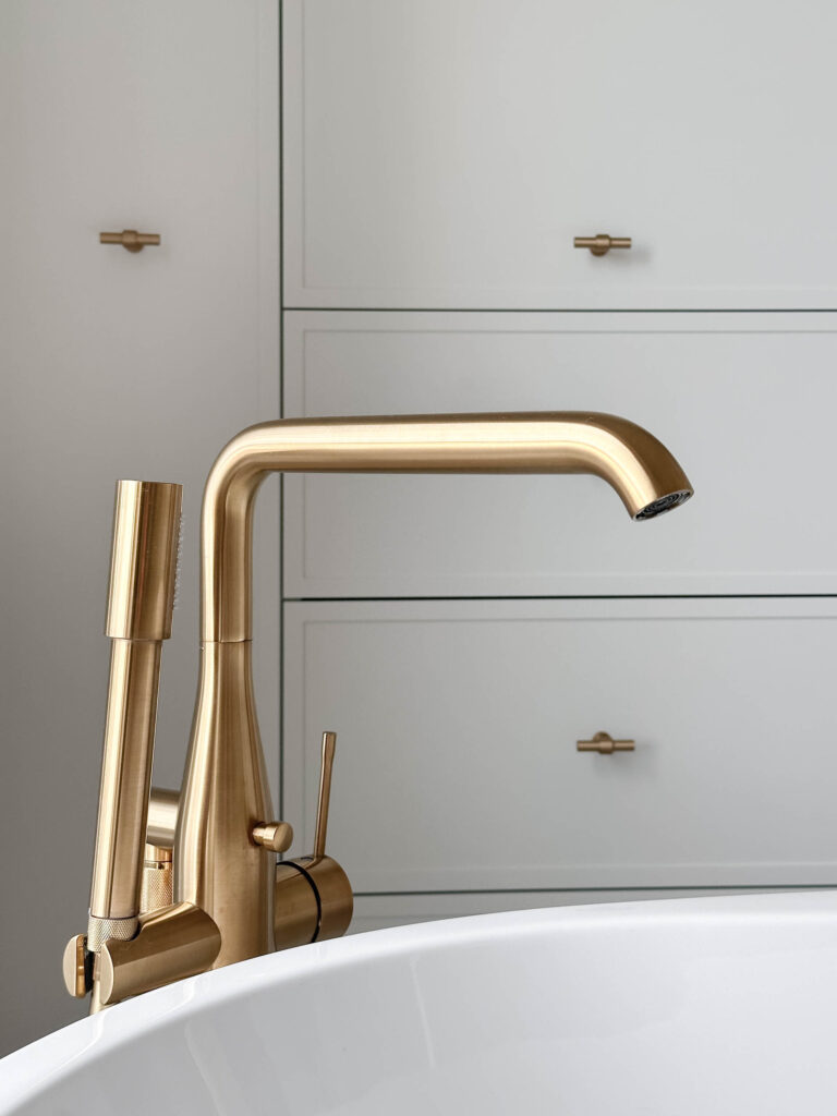 Złota bateria wolnostojąca Essence od Grohe kolor brushed cool sunrise