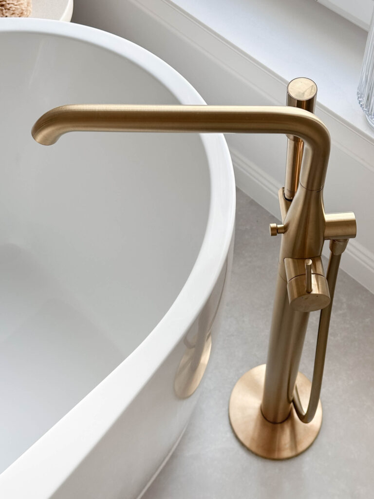 Złota bateria wolnostojąca Essence od Grohe kolor brushed cool sunrise