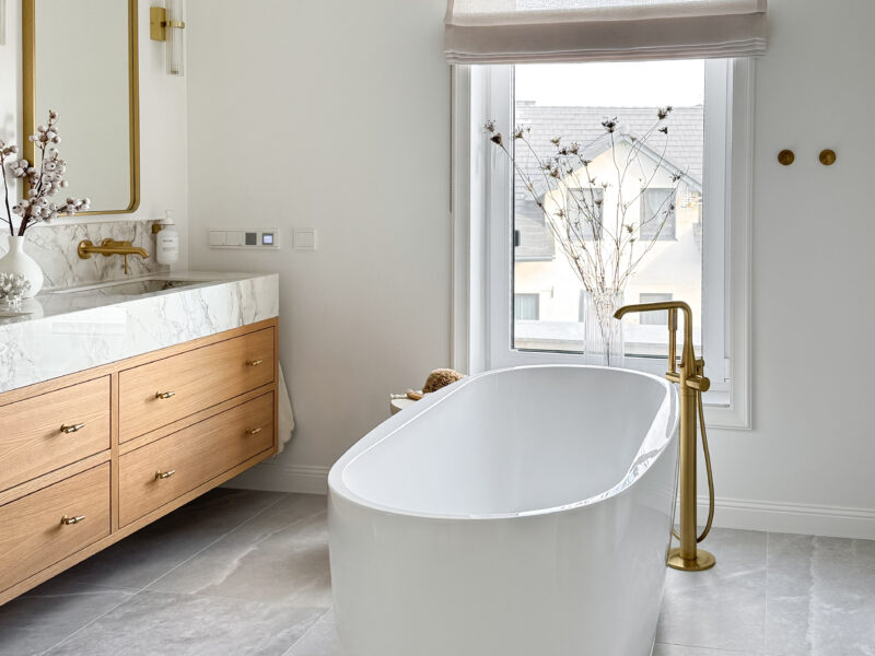 łazienka z wanną i prysznicem