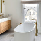 łazienka z wanną i prysznicem