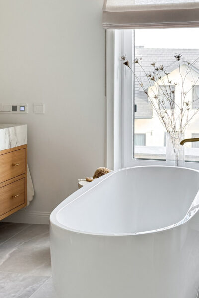 łazienka z wanną i prysznicem