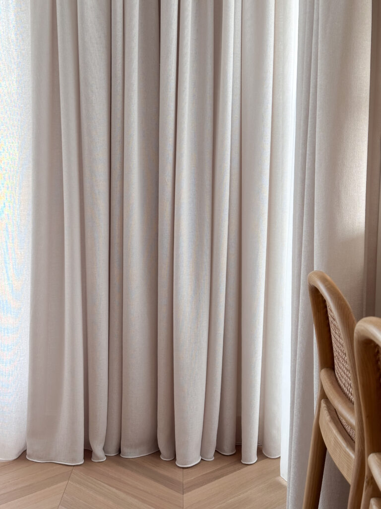 beżowe zasłony do salonu